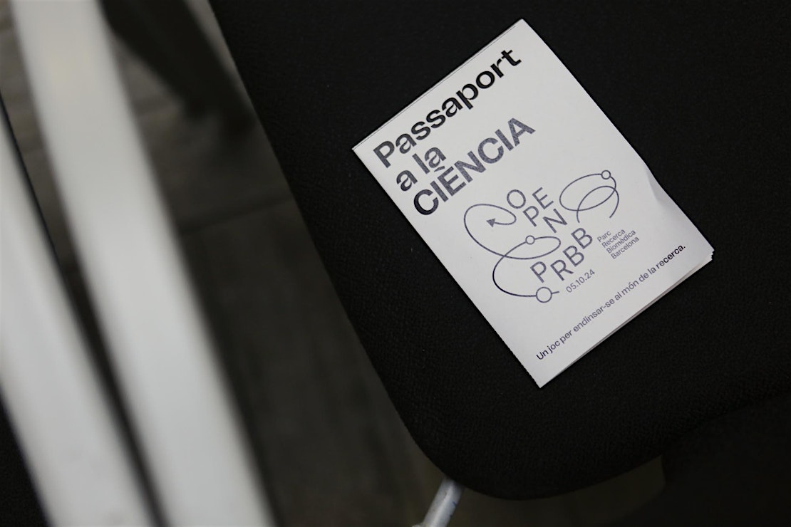 the_prbb's tweet photo. Participar a l'#OpenPRBB té premi❗
🥇 El PASSAPORT DE LA CIÈNCIA planteja reptes que et convidaran a experimentar com un autèntic científic o científica
👉 Completa el passaport amb les teves descobertes i porta'l al punt d'informació
Si ho has fet bé, rebràs un obsequi 🤗 https://t.co/PiQwcPHrIo