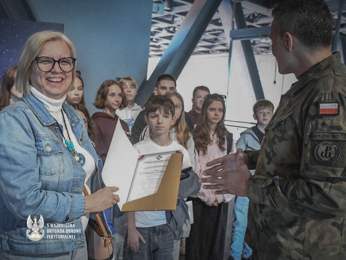 terytorialsi's tweet photo. Woda opadła, wsparcie pozostało 💪

👉 Dzięki współpracy 5 Mazowieckiej Brygady Obrony Terytorialnej z Zespołem Szkół Publicznych w Lądku-Zdroju, 34 uczniów miało możliwość oderwania się na chwilę od codzienności i odwiedzenia 📍Centrum Nauki Kopernik w Warszawie 🧬

#5MBOT zapewniła transport, bilety i towarzystwo żołnierzy w czasie wycieczki.  Wyjazd był nie tylko okazją do odkrywania nauki, ale też częścią działań wspierających lokalną społeczność po ubiegłorocznej powodzi.

🗓 Minął już rok od tych dramatycznych wydarzeń, ale pomoc Terytorialsów jest konsekwentnie prowadzona na różnych kierunkach - jednym z nich są działania wspierające placówki oświatowo-wychowawcze poszkodowane w wyniku ubiegłorocznej powodzi.

#Wsparcie #Szkoła #LądekZdrój #Terytorialsi