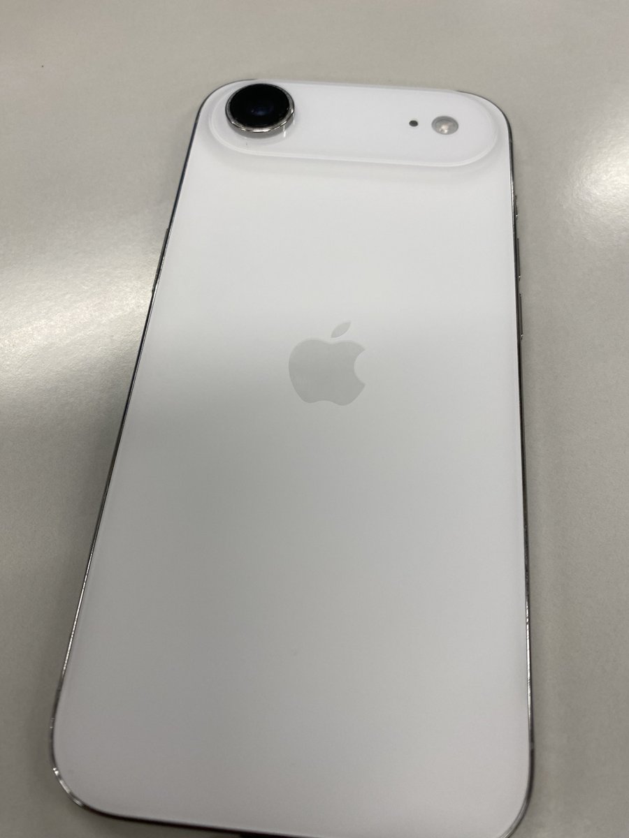 shawood's tweet photo. iPhone Air 買った。
色々割り切るところがあるので、人には勧めないけど、この薄さや持ち心地は単純だけどに嬉しい。 https://t.co/3Azz3spDgg