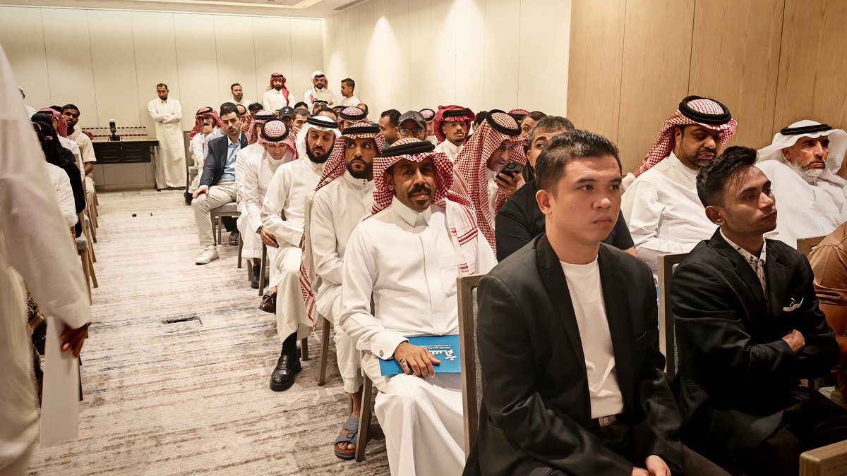 AWARA_KSA's tweet photo. شهدت #الأحساء عدداً من السباقات الرياضية ضمن احتفالات #اليوم_الوطني_السعودي95 
اختتم الحفل مساء الأربعاء بحضور سعادة رئيس وأعضاء مجلس إدارة الجمعية و اللجنة السعودية لرياضة الأساتذه و ممثلي الجهات المشاركة والداعمة والمتأهلين من السباقات .

#جمعية_المشي_والجري_بالاحساء  تواصل تقدمها..لحياة أكثر نشاط 🔝
#المدن_الصحيه #عزنا_بطبعنا 
@ksamastersSCSM