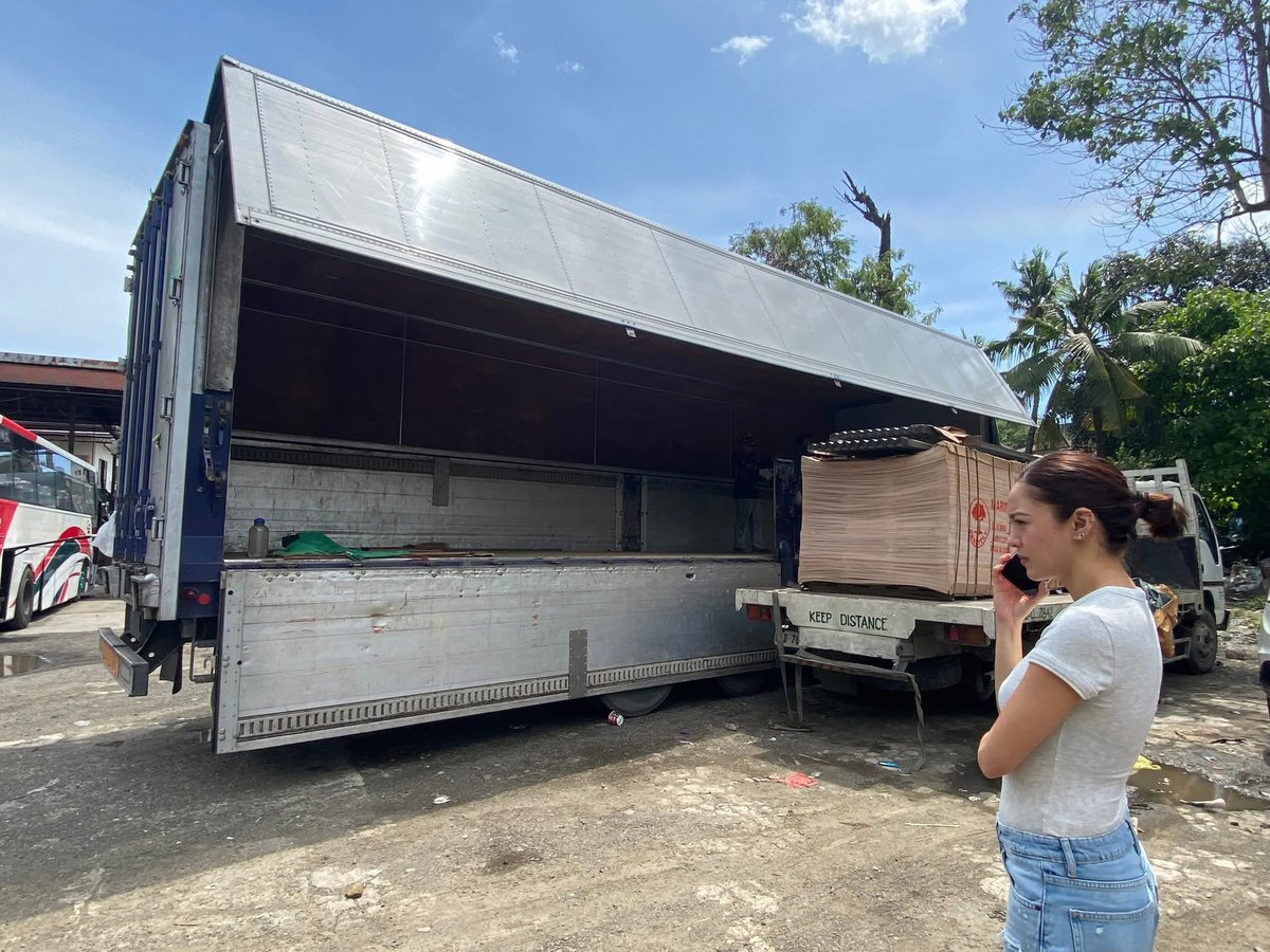 PilipinasToday_'s tweet photo. GOD BLESS YOU, KIM!

Isang 10 wheeler truck na may lamang construction materials ang dinala ng aktres na si Kim Chiu sa Bogo at San Remigio, Cebu, upang makatulong sa mga nabiktima ng lindol at ilang aftershocks sa lugar.

📷: Kapamilya Online World/Facebook

#PilipinasToday
#KimCiu
#Lindol
#BogoCity
#SanRemigio
#Cebu