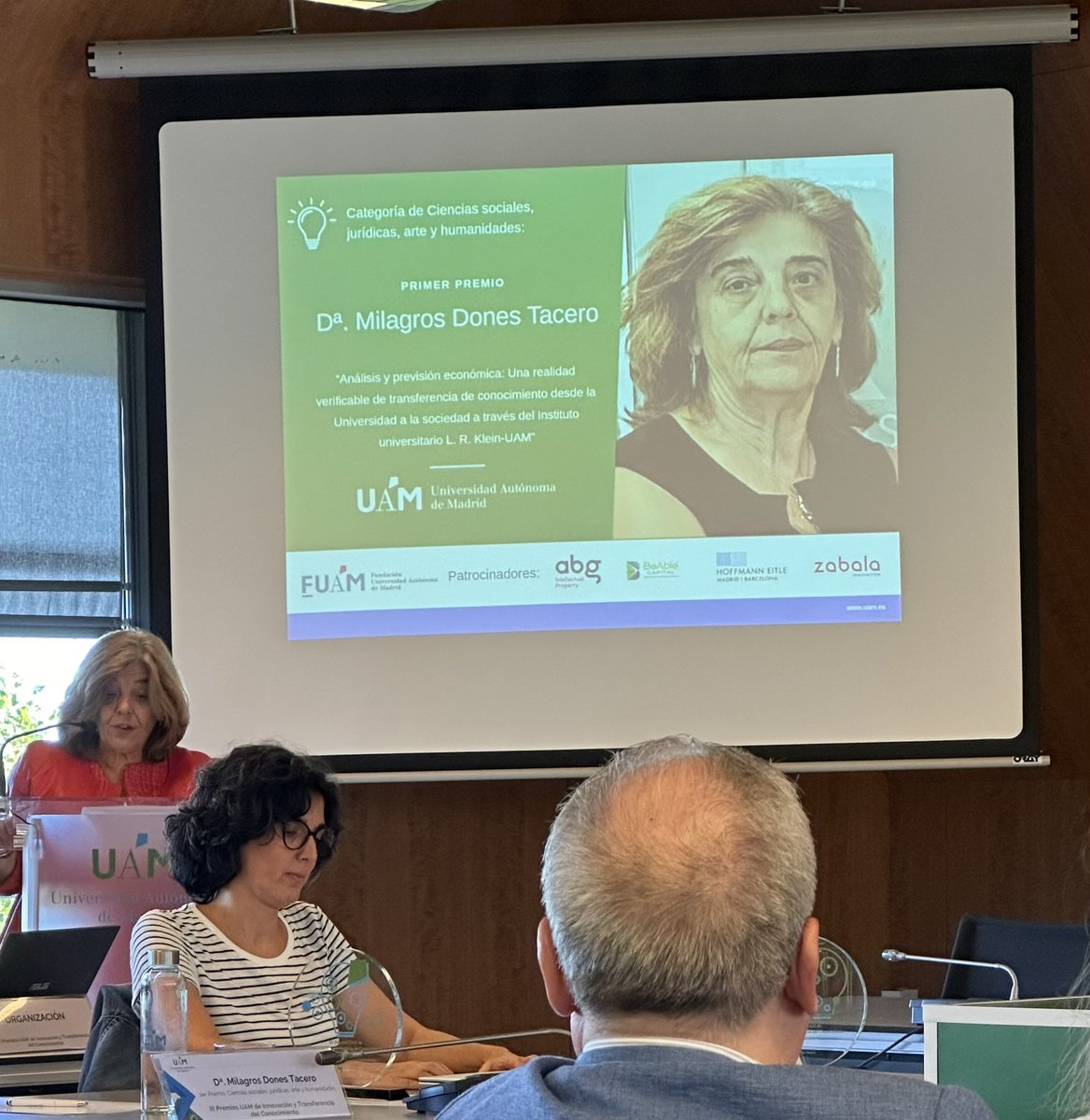 🙌 Ceremonia de entrega de los III Premios UAM de #Innovación y #Transferencia del Conocimiento <a href="/UAM_Madrid/">UAM Autónoma Madrid</a> <a href="/fuam_uam/">FundaciónUAM</a> 
La actual directora del #InstitutoLRKleinUAM <a href="/MilagrosDones/">Mila Dones Ceprede</a> <a href="/UAM_Economicas/">UAM | Económicas</a> agradece el🥇premio en nombre del grupo de investigadores del Instituto #SomosUAM