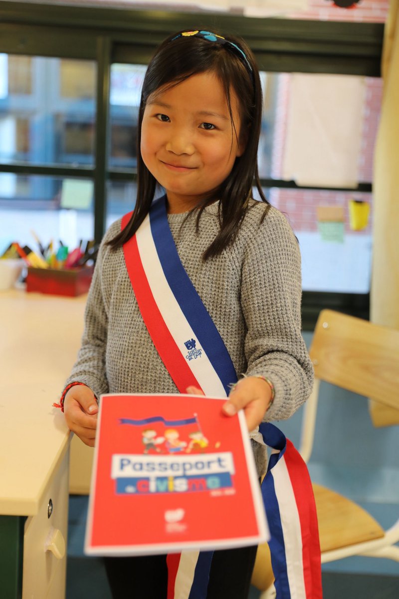StGermainLaye's tweet image. Cette semaine, les élèves de CM2 de Saint-Germain-en-Laye reçoivent leur @passeport du civisme 🪪 ! Encourageons nos jeunes citoyens ! 💪✨ #SaintGermainEnLaye #Civisme