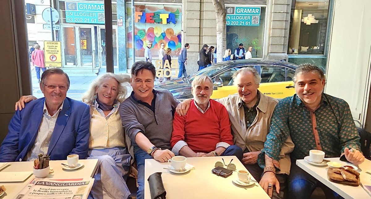JoTuset's tweet photo. Tertúlia del grup els “Vitelloni” a Barcelona. Tertúlia del grup els “Vitelloni” a Barcelona. #tertuliesdart #barcelona #tertuliesliteraries #amics #ellobobar https://t.co/BrJK6E4SNE