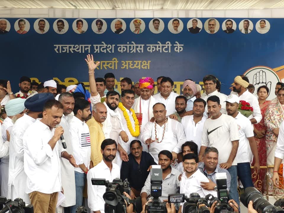 राजस्थान प्रदेश कांग्रेस कमेटी के प्रदेशाध्यक्ष श्री गोविंद सिंह डोटासरा जी को उनके जन्मदिवस के अवसर पर पीसीसी वार रूम में पुष्पगुच्छ भेंट कर हार्दिक बधाई एवं शुभकामनाएँ प्रेषित की।
मैं आपके उत्तम स्वास्थ्य एवं दीर्घायु जीवन की कामना करता हूँ।
<a href="/GovindDotasra/">Govind Singh Dotasra</a>