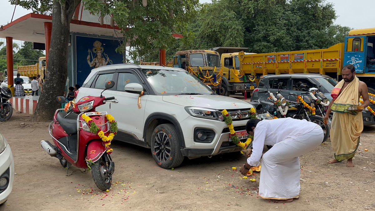 aerupula123's tweet photo. విజయదశమి సందర్బంగా వాహన ఆయుధ పూజ..  @ManaManikonda @PrakashGoudMLA @DrRanjithReddy https://t.co/cxjwI0yaPd