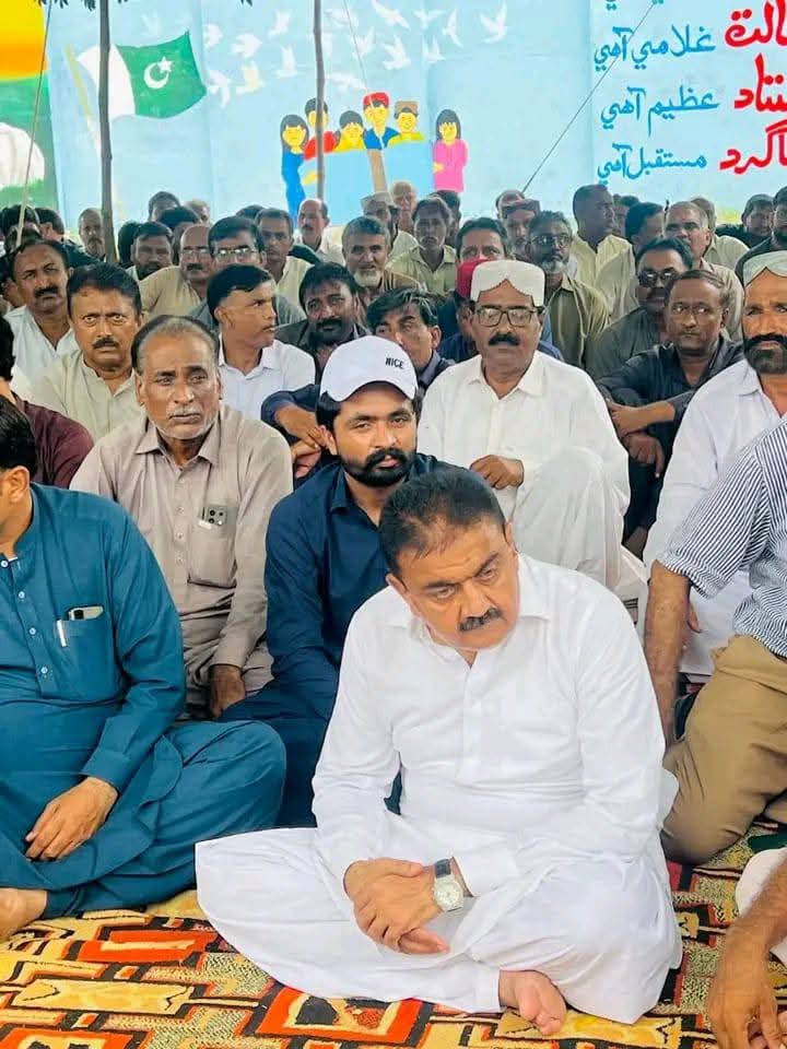 مٺي میں سندھ ایمپلائیز الائنس کے احتجاجی کیمپ میں ارباب انور کا ملازمین کے ساتھ یکجہتی کا پیغام ✊
"جائز حقوق دینا حکومت کی ذمہ داری ہے، ہم ملازمین کے ساتھ ہیں!"
#JusticeForSindhEmployees