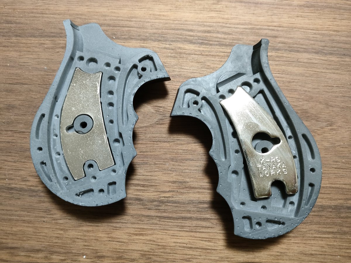 pocket_gs's tweet photo. #Vショー で展示していた、
#PocketsGunsmithing
タナカR8 Nフレーム ラウンドバット用グリップ
やや寝かせたグリップアングル、手に合いやすいフィンガーチャンネルが特徴です。
タナカKフレ用ウェイト取付可の予定（※樹脂グリップの強度の問題でウェイトを一部削る必要があるかもしれません） https://t.co/8DeJJqKQ52