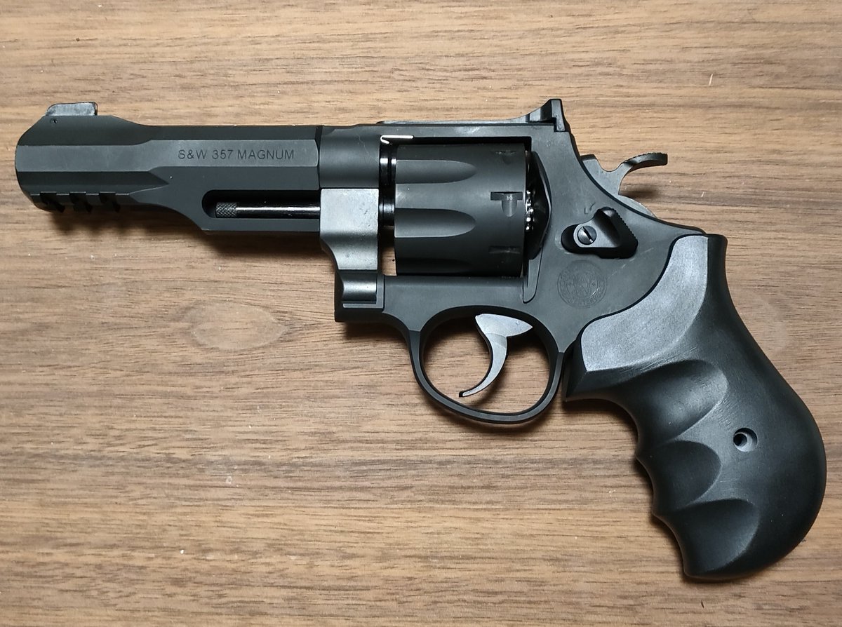 pocket_gs's tweet photo. #Vショー で展示していた、
#PocketsGunsmithing
タナカR8 Nフレーム ラウンドバット用グリップ
やや寝かせたグリップアングル、手に合いやすいフィンガーチャンネルが特徴です。
タナカKフレ用ウェイト取付可の予定（※樹脂グリップの強度の問題でウェイトを一部削る必要があるかもしれません） https://t.co/8DeJJqKQ52
