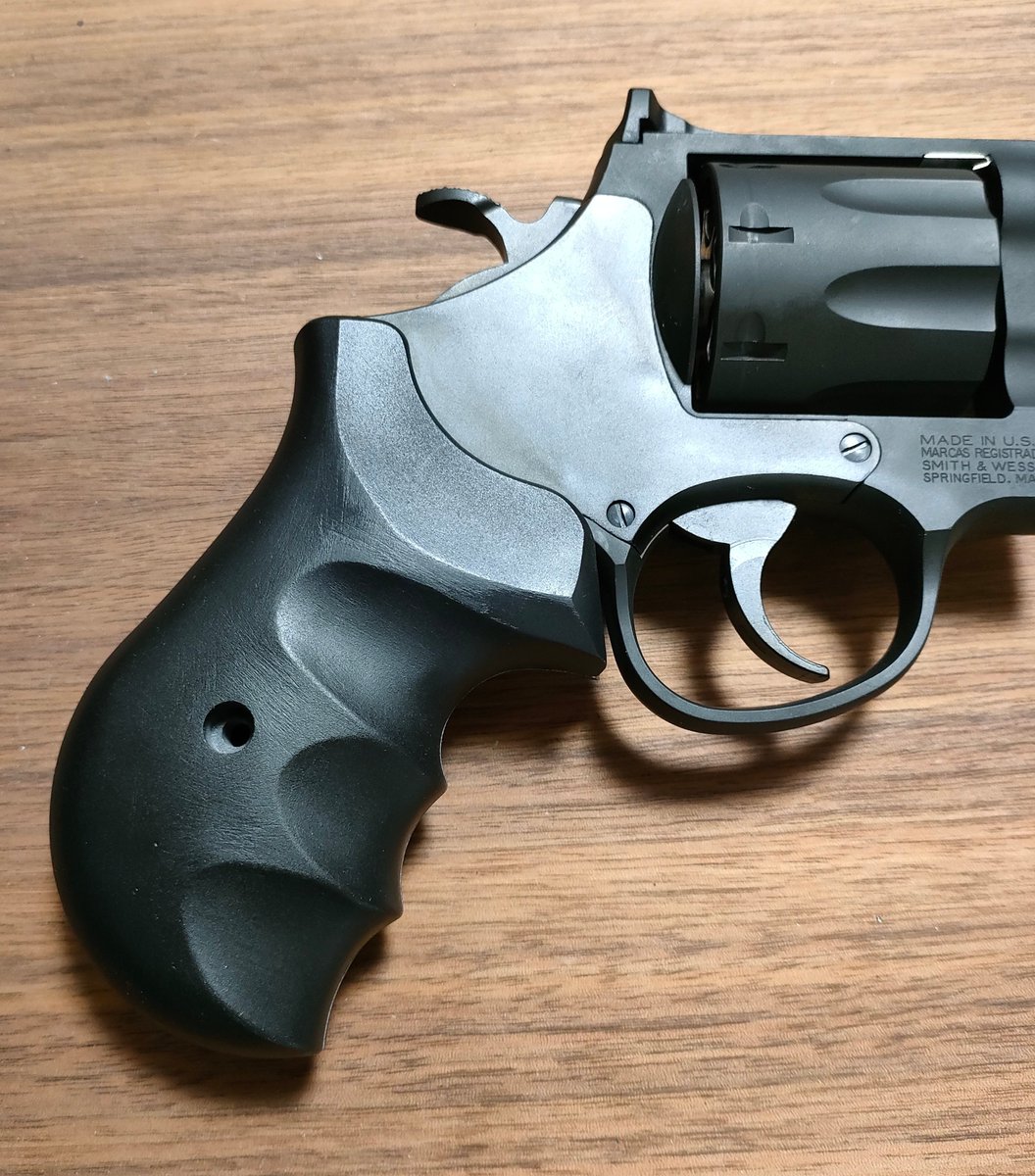 pocket_gs's tweet photo. #Vショー で展示していた、
#PocketsGunsmithing
タナカR8 Nフレーム ラウンドバット用グリップ
やや寝かせたグリップアングル、手に合いやすいフィンガーチャンネルが特徴です。
タナカKフレ用ウェイト取付可の予定（※樹脂グリップの強度の問題でウェイトを一部削る必要があるかもしれません） https://t.co/8DeJJqKQ52