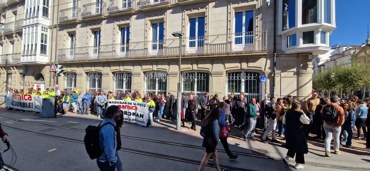✌️Maderas de Llodio borrokan!
📢 Ni recortes ni despidos!

Legebiltzarraren aurrean jende andana protestan
#langileborroka #aiaraldeabizirik
