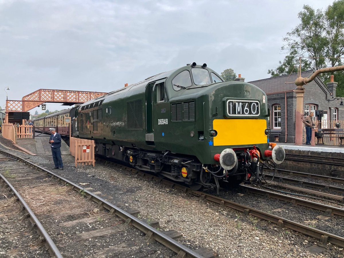TheGrowlerGroup's tweet image. We are up and running at the @SVRDiesels @svrofficialsite #class37 gala. First train of the day was our very own D6948. 📸 Kevin Jarvis.