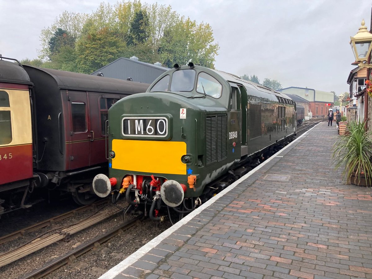 TheGrowlerGroup's tweet image. We are up and running at the @SVRDiesels @svrofficialsite #class37 gala. First train of the day was our very own D6948. 📸 Kevin Jarvis.