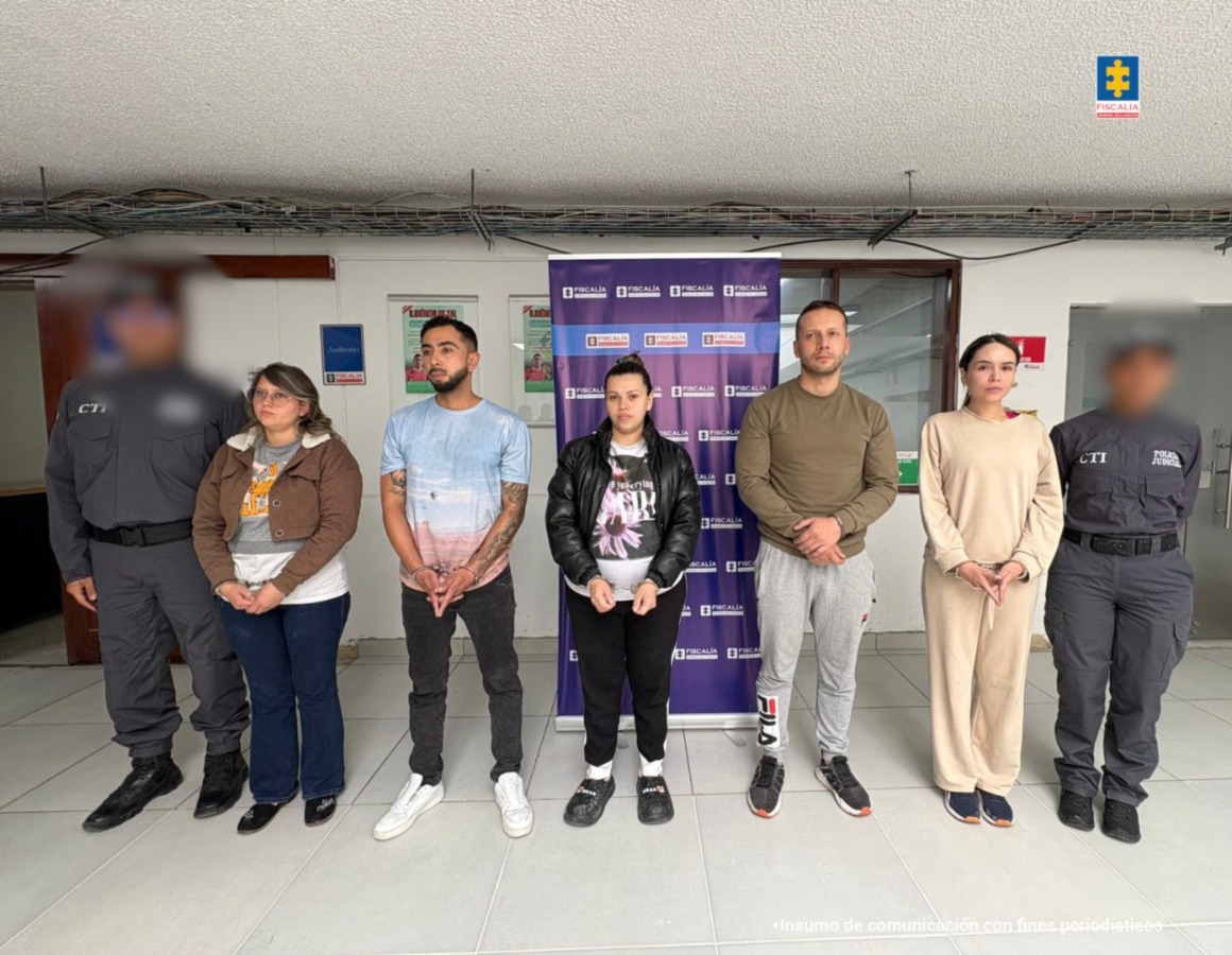 LaWebNoticias's tweet photo. Red de estafadores vendía vehículos hasta tres veces con falsas promesas en redes sociales.
Entre 2019 y 2024, las víctimas entregaban sus carros y dinero para supuestas negociaciones; varios automotores fueron recuperados en Bogotá y Medellín.
https://t.co/0c9rVXsaMJ https://t.co/TtJpExk2L5