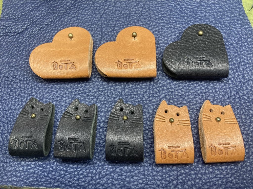 BoTaHiguma's tweet photo. プレ企画発動！
もろもろセットにして3名様！
可愛い猫達を🐈‍⬛🐈お届けです。
只今より受付開始にございます🫡

＊フォロー
＊イイネ
＊リポスト
よろしくお願い申し上げます。
いつもながら突然終わります！

 BOTAマスです。

old coach leather
globe leather https://t.co/nke8FrTapA