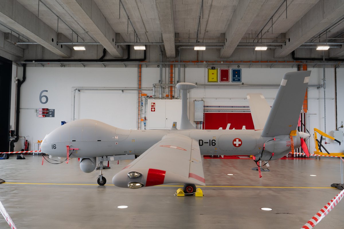 vbs_ddps's tweet photo. armasuisse hat am 19. September 2025 das dritte von insgesamt sechs Aufklärungsdrohnensystemen 15 für den Betrieb an die 🇨🇭 Luftwaffe übergeben. Bis Ende 2026 sollen der Luftwaffe alle sechs #ADS15 für den Betrieb und den Unterhalt zur Verfügung stehen.➡️https://t.co/ErsMuxVbQC https://t.co/IeL12FZ8lY