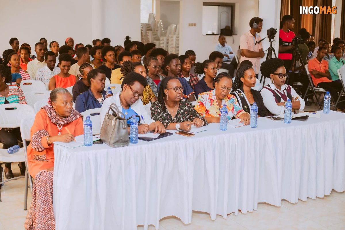 IngoMagazine's tweet photo. Favoriser la réflexion sur le rôle central des femmes burundaises dans le développement durable en valorisant la tradition et la modernité, tout en renforçant leur place dans les médias en tant qu’acteurs clés du changement.

Dans cette optique, l’équipe #INGOMAG, en collaboration avec la Maison de la Presse, l’AFJO, l’AFJB, l’INGIRO ACTION CENTER, KANDI et St Stéphane Hotel & Apartments, a organisé une session d’échanges et de débats à l’Hôtel Saint Stephane, sous le thème : « Valorisation de la tradition et de la modernité : Promouvoir la participation active des femmes burundaises dans le développement durable et la prise de décision. »

L’événement a réuni plus de 150 participants, dont des femmes issues du commerce transfrontalier, des commerçantes, des étudiants universitaires, des journalistes, des représentants des associations de jeunes et des organisations de femmes, ainsi que des personnalités telles que le chef de programme de Care #Burundi, le Président du Conseil National de la Jeunesse, les représentantes des lauréates de #MissBurundi2025, du CDE GREAT LAKES et le chef des programmes de New Generation.
#He4She 
#IngoTujane 
#GenderEquality
#WomenLeaders