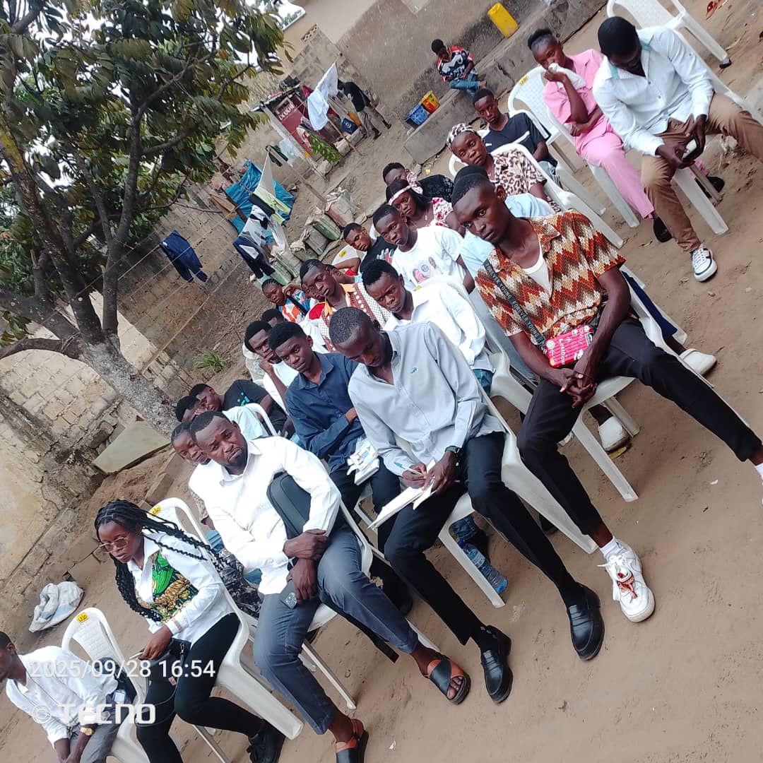 Emmanuel Kalambwey, rejoint la liste des Responsables de la ligue des jeunes communale/ECIDE.Il dirige à cet effet la commune de Kinsenso 2.
Il a été installé ce 28/09/2025 par la coordination provinciale de la ligue des jeunes Mont Amba que dirige le cordon chancelier NGUMBU