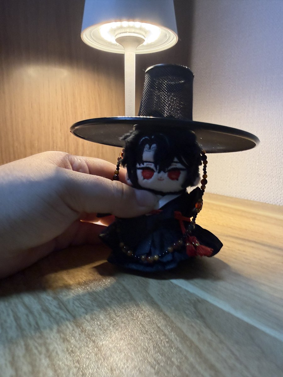 제쪽 나으리 납시오!!
자립시키고 싶었지만
오깅이한테는 갓이 컸다..
그래도 너무 이뻐..
(갓끈이 너무 길어서 뒤통수 아래에 리본으로 한 번 더 묶은 건 비밀..)