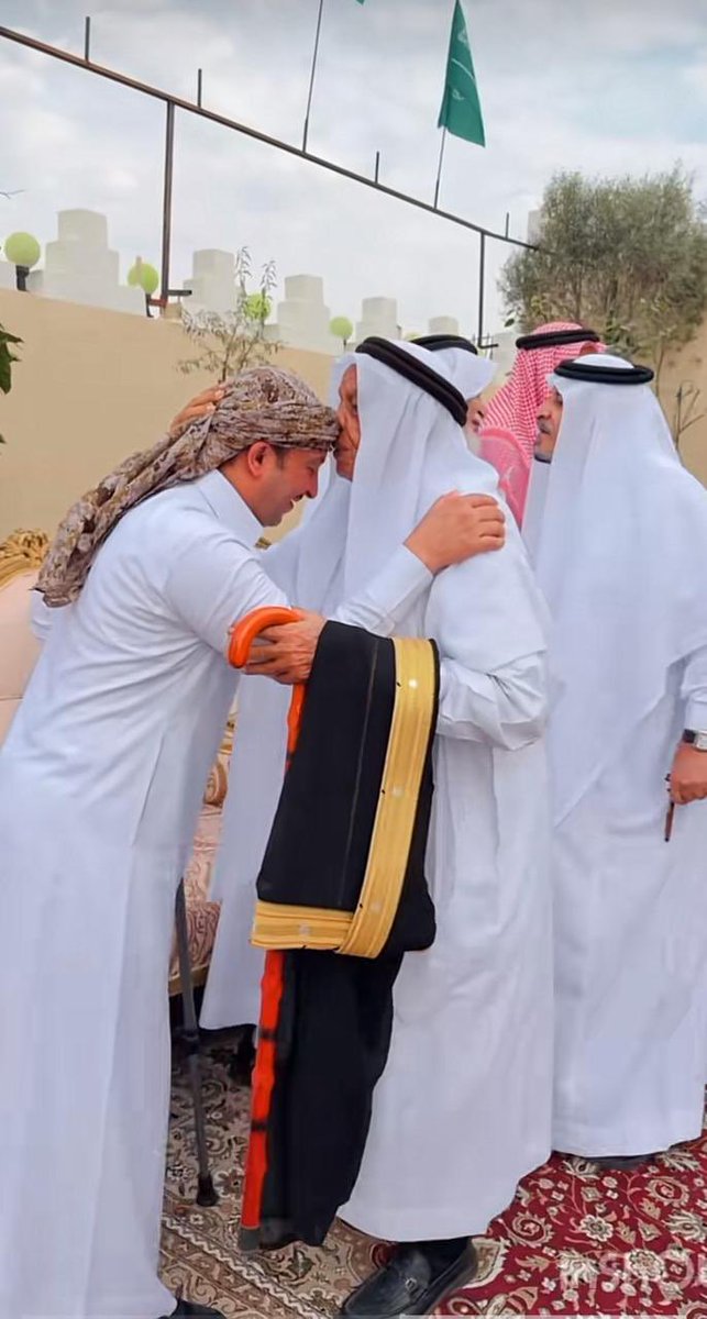 الشيخ يحيى أبو القرون، شيخ قبائل الأحلاف بمنطقة الباحة، يُقبّل جبين البطل السعودي إبراهيم بن بادي الزهراني، تقديرًا لمواقفه المشرفة وتضحياته.
وجدير بالذكر أن العديد من أبناء الوطن، فرادى وجماعات، يتوافدون إلى منزل البطل إبراهيم الخزمري، مهنئين بسلامة عودته إلى أرض الوطن بعد رحلة