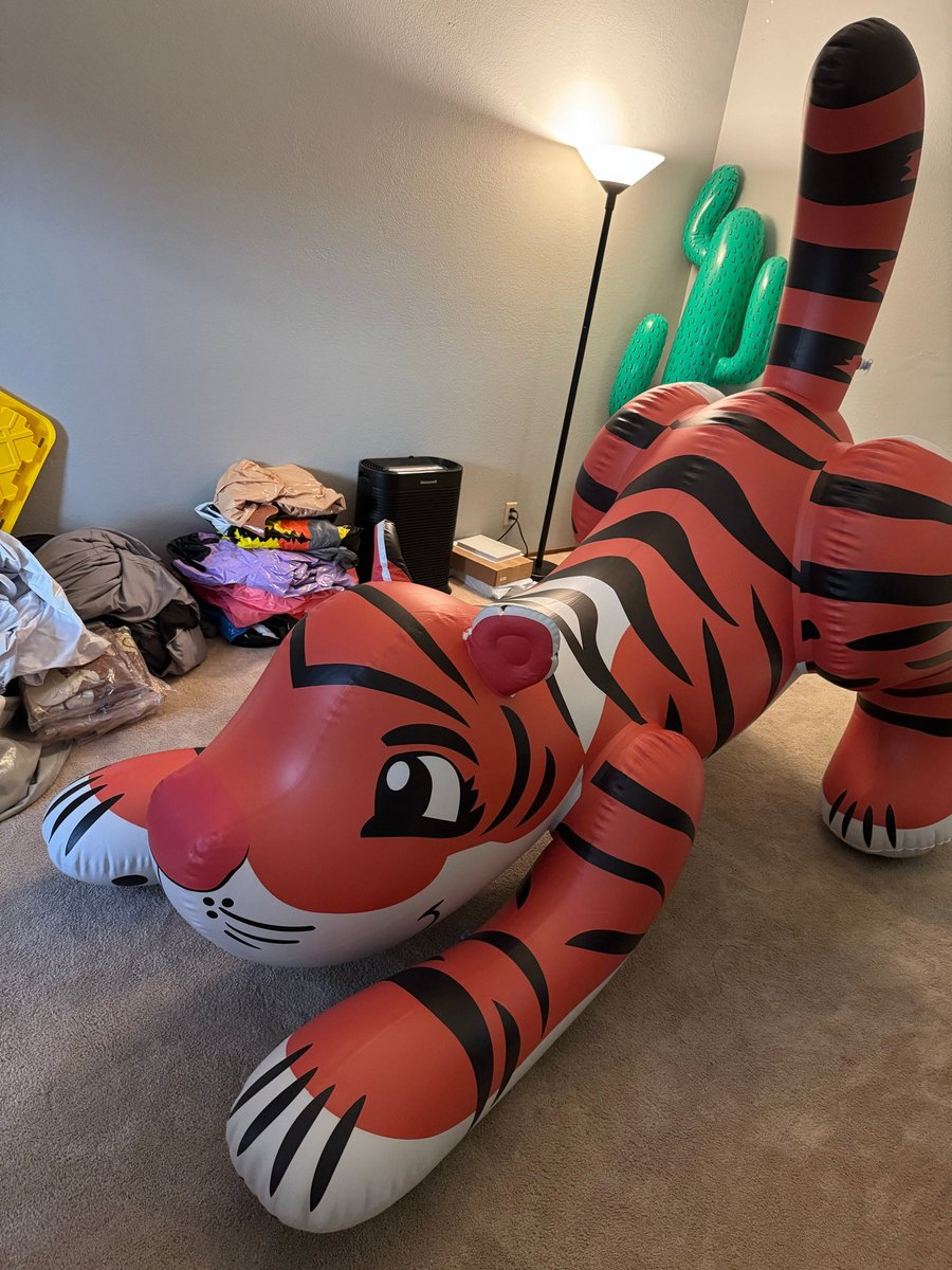 JetCreations's tweet photo. 📸 Photos of the Pouncing Tiger captured by Lionel, the designer and owner! 😃 He’s thrilled with the quality. Order yours at👉 https://t.co/hW1Tb7YAJn
#inflatable #animal #tiger #fun #cosplay https://t.co/P6srvNmMnF