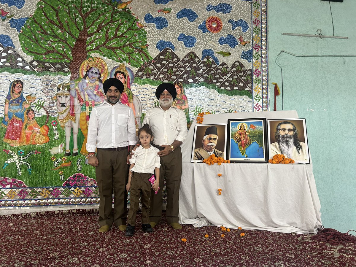 AmarjitAmri's tweet image. मातृभूमि की सेवा व राष्ट्रभावना के संकल्प से करोड़ों लोगों को प्रेरित करने वाले विश्व के सबसे बडे स्वयंसेवी संगठन &quot;राष्ट्रीय स्वयंसेवक संघ&quot; के 100वें स्थापना दिवस पर हार्दिक शुभकामनाएं।
@highlightBJP @RSSorg @iNarinderRaina @AshwaniSBJP @sunilkjakhar @JaiveerShergill 
#100Rss