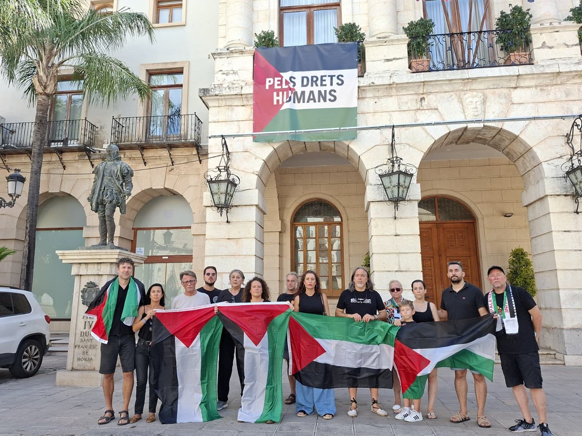 ✊Animem a concentrar-se esta vesprada a #Gandia contra l’assalt d’Israel a la Global Sumud Flotilla 

👉 A les 19.00 h de hui dijous hi ha prevista una concentració ciutadana a la plaça Major 
Aturem el genocidi! 💪

#PalestinaLliure 🍉
#LaFlotillaNoEsToca