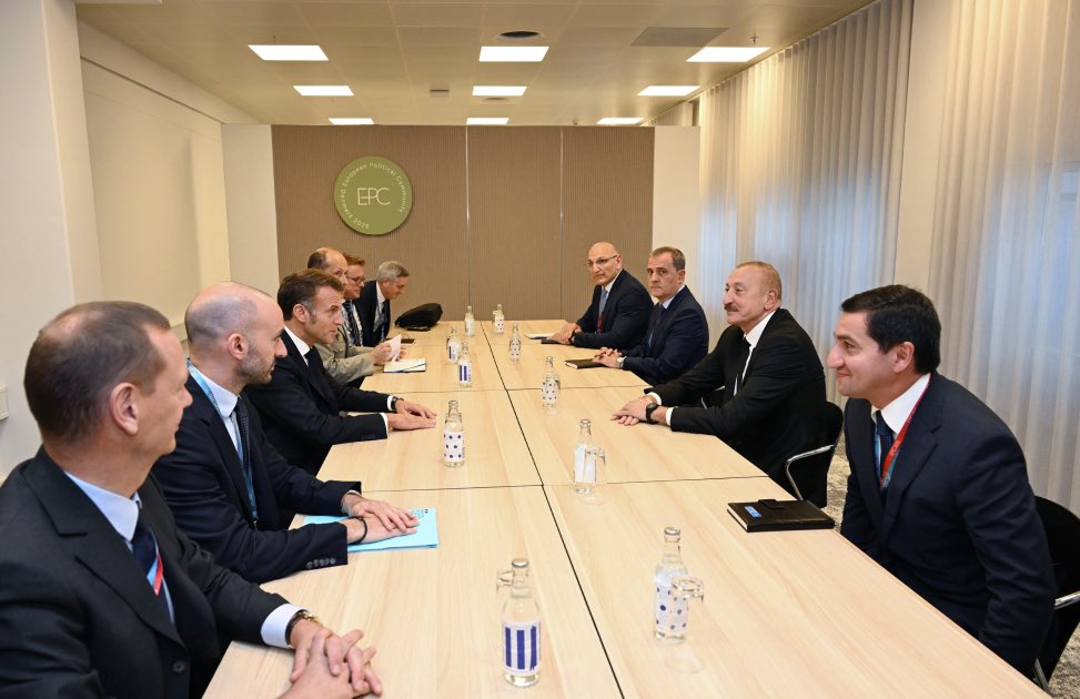Ibrahimova_GNL's tweet image. Le président azerbaïdjanais Ilham Aliyev a rencontré son homologue français Emmanuel Macron à #Copenhague en marge du sommet de la Communauté politique européenne. #EPC #epcsummit #Azerbaijan #France