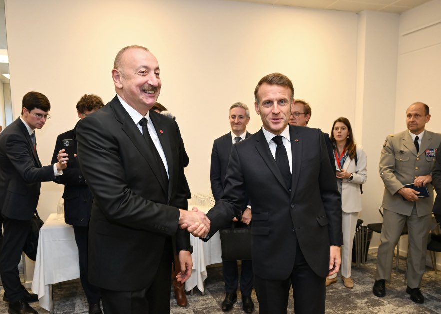 Ibrahimova_GNL's tweet image. Le président azerbaïdjanais Ilham Aliyev a rencontré son homologue français Emmanuel Macron à #Copenhague en marge du sommet de la Communauté politique européenne. #EPC #epcsummit #Azerbaijan #France