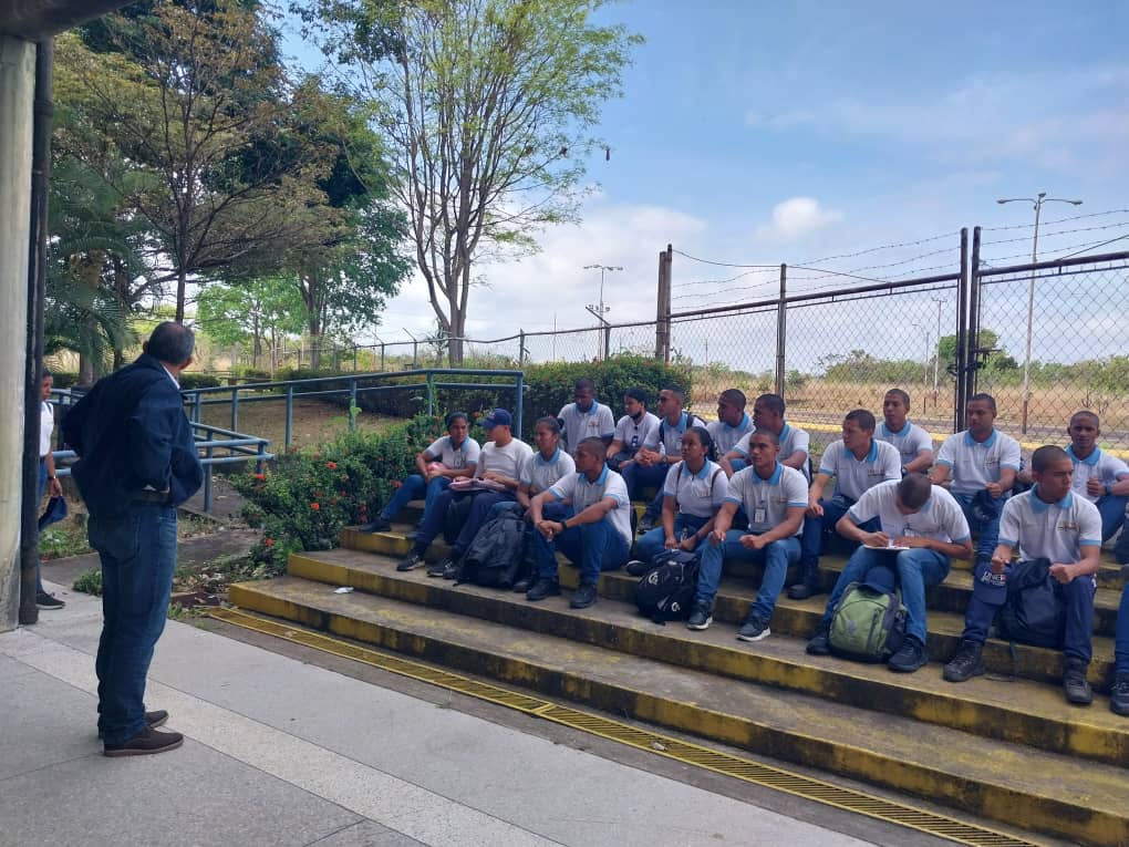 Sres. Ante las adversidades, el objetivo es único (enseñar), sí nos toca debajo de un árbol o en unas escaleras, ahí estamos, impartiendo clases de Criminalísticas y con esa intensidad que amerita el futuro de esos muchachos.