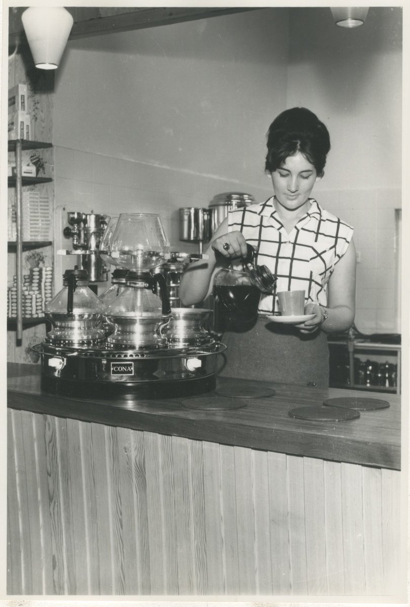 ESBArchives's tweet image. Promotional images showcasing an electric cafe set sold by ESB to hotels in the 1960s.

These photos show McEniff’s Hotel Café in Bundoran, c.1963 

(Bonus image of their electrically lit restaurant display)

How do you rate the coffee set up? 

#ESB #Bundoran #Coffee #1960s