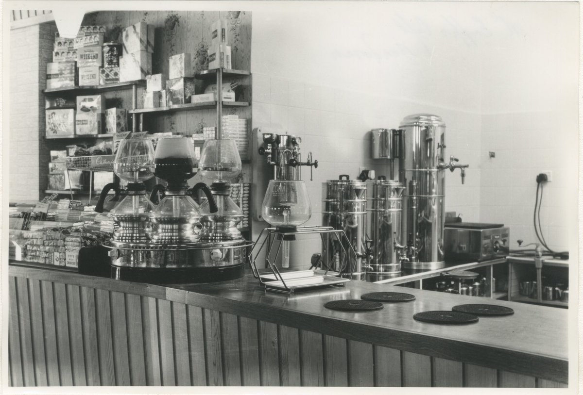 ESBArchives's tweet image. Promotional images showcasing an electric cafe set sold by ESB to hotels in the 1960s.

These photos show McEniff’s Hotel Café in Bundoran, c.1963 

(Bonus image of their electrically lit restaurant display)

How do you rate the coffee set up? 

#ESB #Bundoran #Coffee #1960s