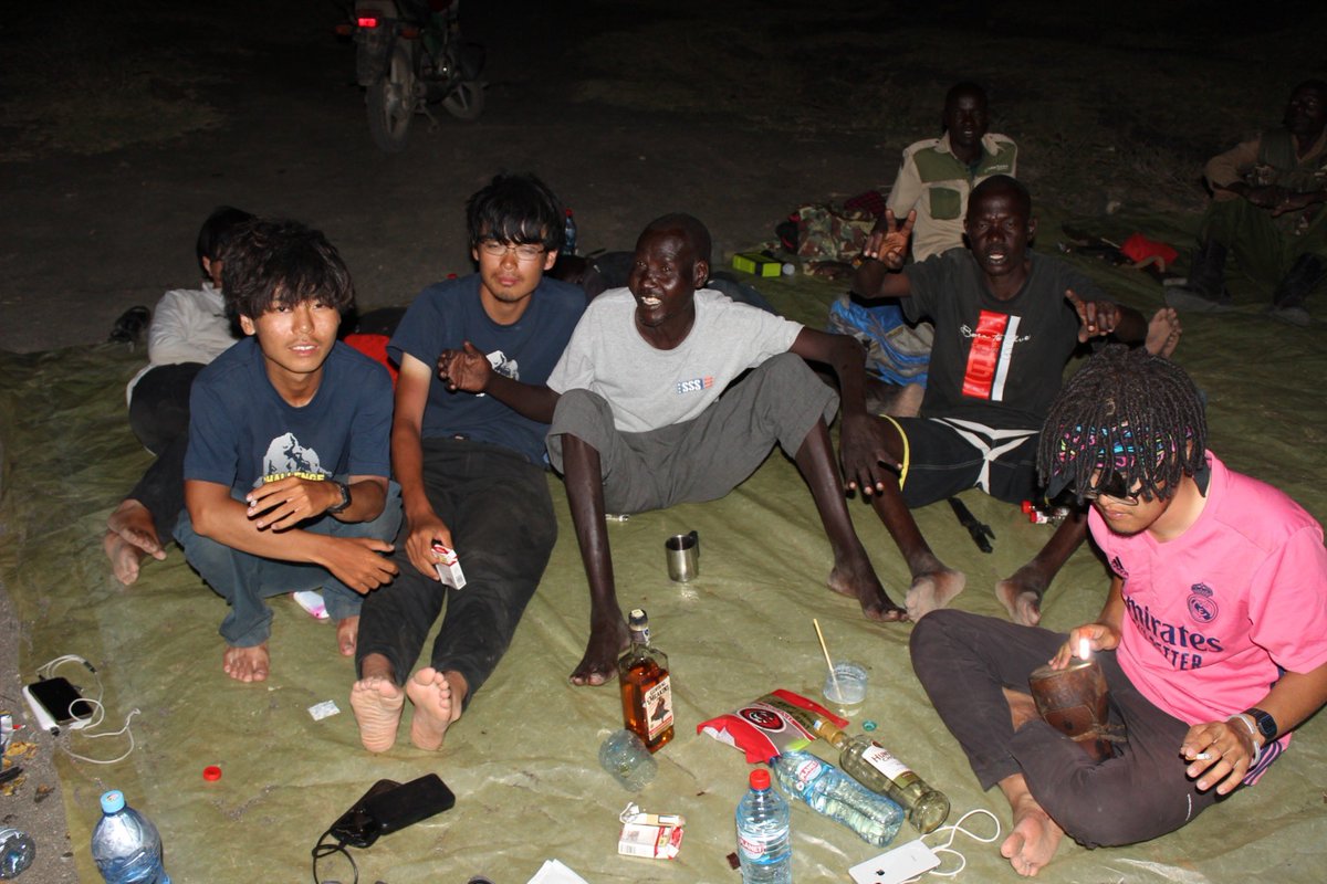 先月、トゥルカナ湖木船縦断遠征を行った。トゥルカナ族の人々が直面している民族間紛争や水問題、ナイルワニやカバなどの分布について等の事実を明確にし、記録を行った。映像公開や総会等を通して報告していきたい。
#探検部
#モンベルチャレンジ 
#慶應義塾大学
#トゥルカナ湖
#ケニア