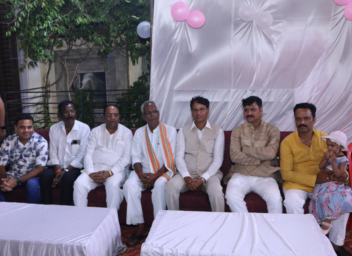 आज श्री शिवेन्द्र प्रताप सिंह जी सुपुत्री चि० अनवी सिंह जी के शुभ मुण्डन संस्कार अवसर पर माँ सरस्वती सोसायटी, जानकीपुरम विस्तार, लखनऊ में सम्मिलित होकर पारिवारिक जनों से भेंट कर हार्दिक बधाई एवं शुभकामनाएं प्रेषित कीं।

प्रभु श्री राम से प्रार्थना है कि बिटिया अनवी सदैव स्वस्थ,