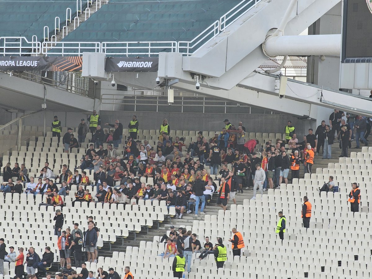 janwillemspaans's tweet image. Het eerste plukje Eagles is binnen. Sam Fender zingt zachtjes een liedje. Mats Deijl verkent de mat. Straks mag de captain Deventer vertegenwoordigen op deze heilige grond van Pink Floyd, Kaká, Justin Gatlin, internationale jehovaconferenties en straks ook Kowet! #pangae