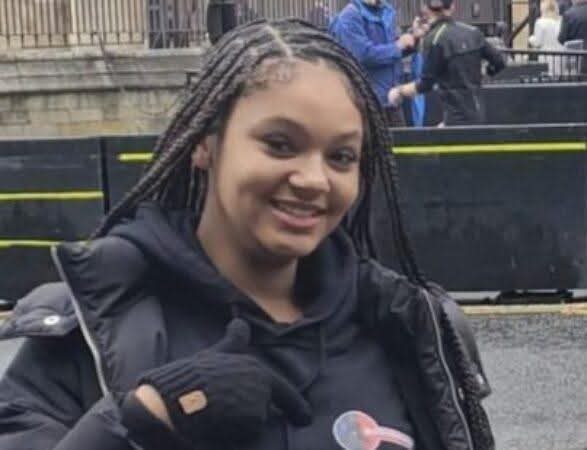 This is heroic Birmingham teen Layla Warren. The quick-thinking 14-year-old saved the life of a woman who stopped breathing on a city bus. Layla had been travelling home on the 101 bus from a friend’s birthday when she noticed the young woman collapse. She had suffered a complex