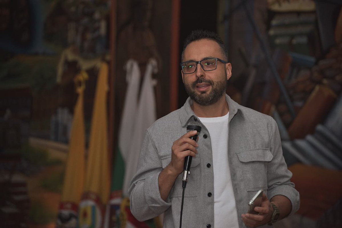 Acompañamos la apertura del primer #DiaDeLaIA en Colombia en el Instituto Universitario de Caldas, en #Manizales.

En simultánea, más de 3.000 colegios del país viven esta experiencia que marca el inicio de una transformación educativa con inteligencia artificial.
#IAenElAula