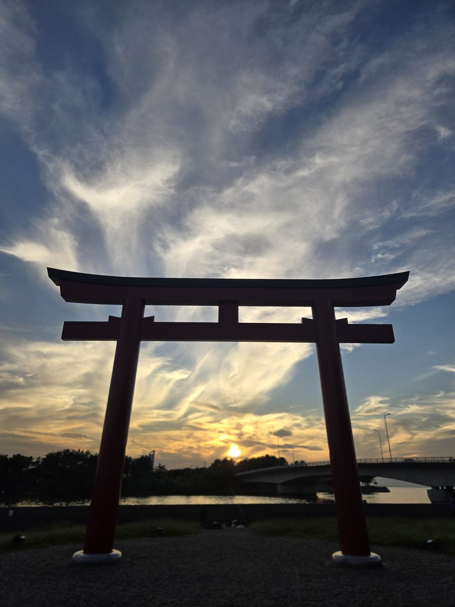 tetuy1231's tweet image. 1ヵ所ぬけてた(;´д｀)

中の島大橋🏍️&amp;amp;🌉

夕陽🌅きれいでした

雲もかっこよかった❣️

赤い橋を歩いたかは
ご想像におまかせしますよ～
(*^^*)

#バイク
#ツーリング
#ナイツー
#中の島大橋
#夕陽
#きれい
#千葉県
#ドラスタ
#ドラッグスター