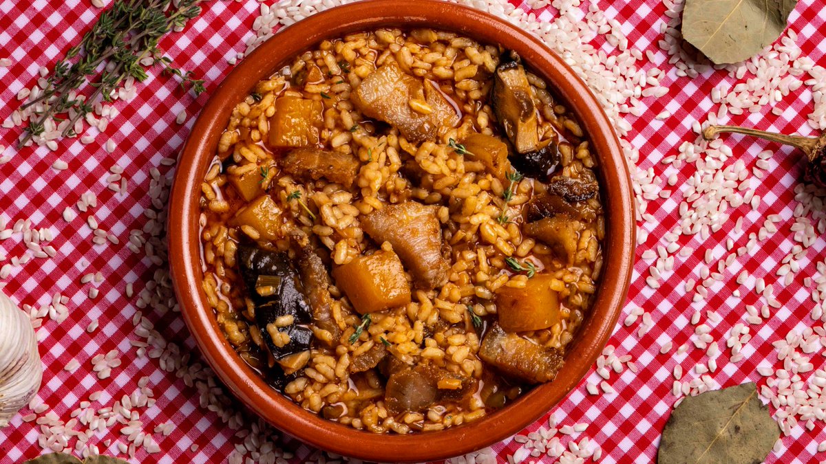 #LaXeflaLH 🍲
O'chispa Taberna Galega:

LA XEFLA L'H
🥘 Arròs · Papada · Bolets · Carbassa · Ceba · Pebrot verd · Tomàquet · Brou de pollastre · Romaní

PLAT DE LA CASA
🍖 Codillo O’Chispa

🥘 La Xefla L'H
🗓️ 4 d'octubre d'11 a 23h
📍 La Farga de L'Hospitalet