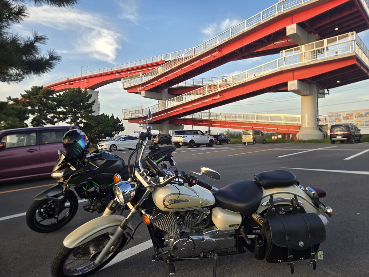 tetuy1231's tweet image. 1ヵ所ぬけてた(;´д｀)

中の島大橋🏍️&amp;amp;🌉

夕陽🌅きれいでした

雲もかっこよかった❣️

赤い橋を歩いたかは
ご想像におまかせしますよ～
(*^^*)

#バイク
#ツーリング
#ナイツー
#中の島大橋
#夕陽
#きれい
#千葉県
#ドラスタ
#ドラッグスター