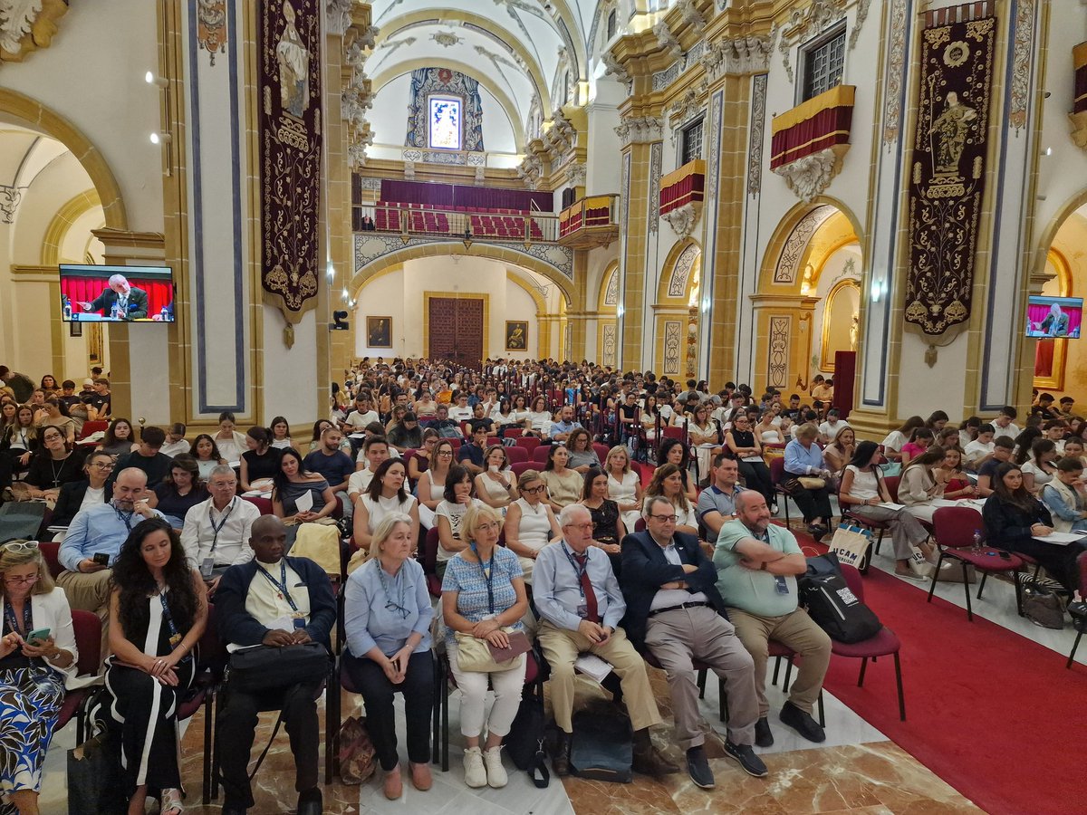 📢 Sesión de tarde en el Congreso Internacional sobre Humanización y Cuidados a Mayores. 
📸 Mesa debate: Humanización en el entorno institucional.