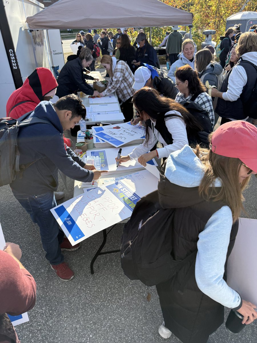354Local's tweet image. ALL OUT! Huge turnout and community support at Georgian College’s Orillia campus today. Solidarity and strength through collective action. #onpoli #opseu #ontarios #colleges #strike #supportstaff #fightford