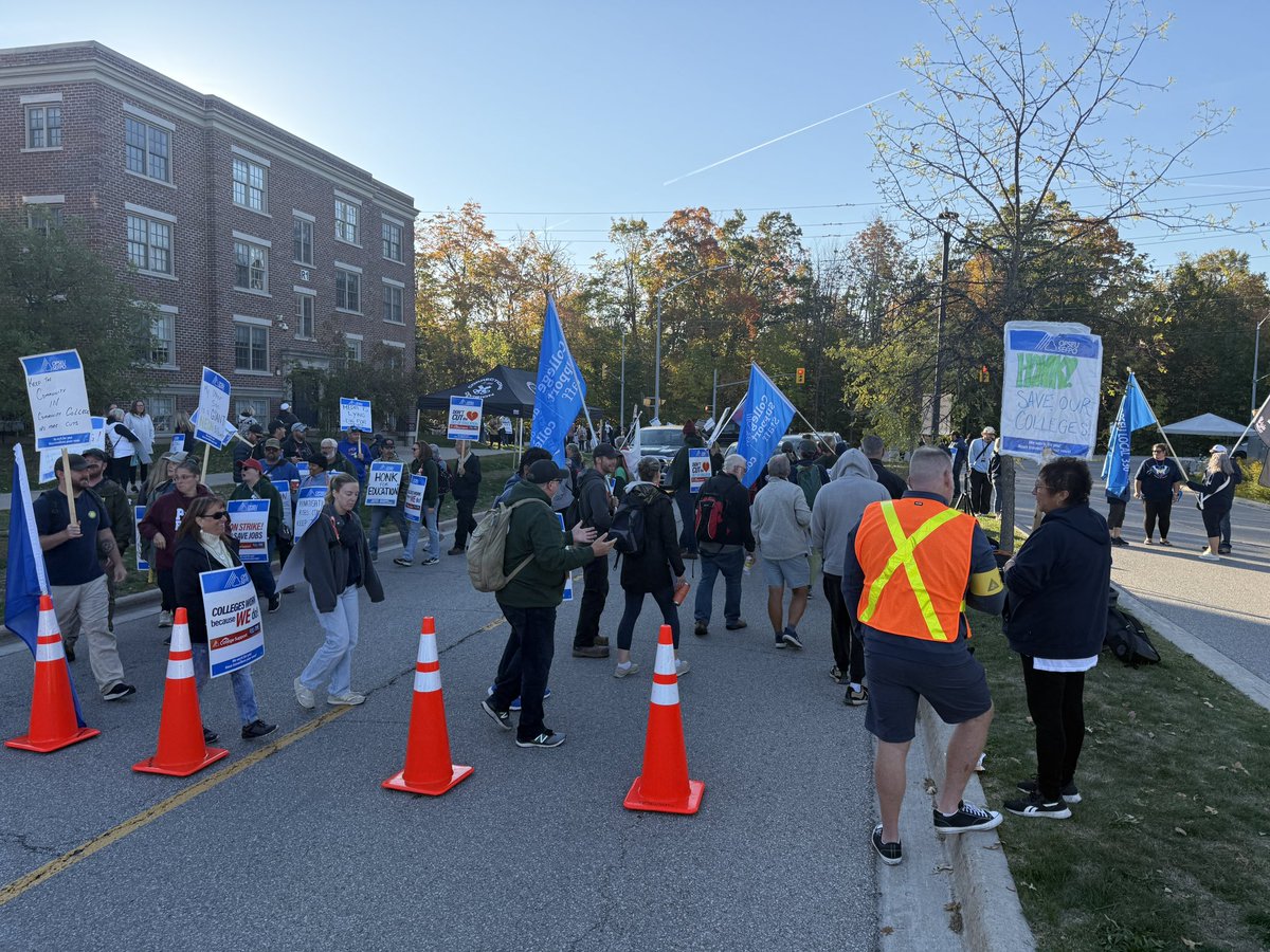 354Local's tweet image. ALL OUT! Huge turnout and community support at Georgian College’s Orillia campus today. Solidarity and strength through collective action. #onpoli #opseu #ontarios #colleges #strike #supportstaff #fightford