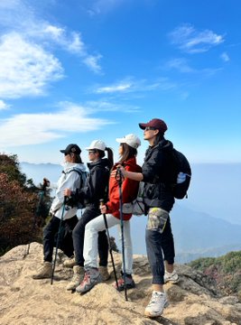 面白い人生の半分は山や川、湖や海☁️
気の合う姉妹たちと一緒に山登りに行くのはとても幸せなことです。
人生で親友に出会うのはなかなかないことで、一緒に成長し、一緒に学び、いろいろなことを一緒にやる。
