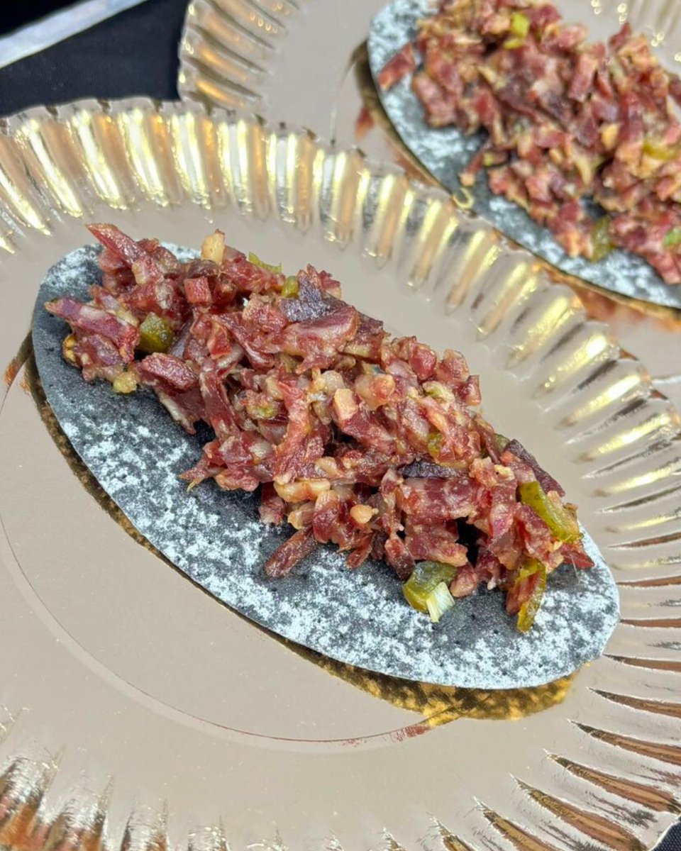 ¿Un planazo foodie? 👉 Tartar de salchichón con vinagreta de mostaza y miel, pepinillos agridulces y cebollinos.
Selección del Monte nos manda este plato delicioso. Y claro… nada mejor que maridarlo con nuestras Regañás Obando para darle ese crujiente que encanta.