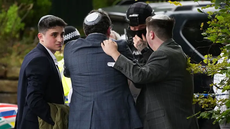 AstuteGaba's tweet photo. UK - ISLAM IN ACTION
Attack comes on holy day of Yom Kippur
#Islam #Islaminaction #UK #UKNews #Manchestor #Jews #Jewsunderattack #Israel #manchesterattack #SynagogueAttack #synagogue #KeirStarmer #YomKippur https://t.co/S6OklPWK3c