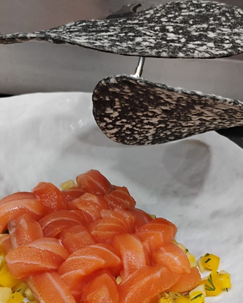 En La Carihuela Chica (Fuengirola) descubrimos un bocado espectacular: ceviche de salmón, mango y manzana. Una combinación que equilibra el sabor intenso del mar con la dulzura de la fruta, perfecta para disfrutar con las egañás The Dark.