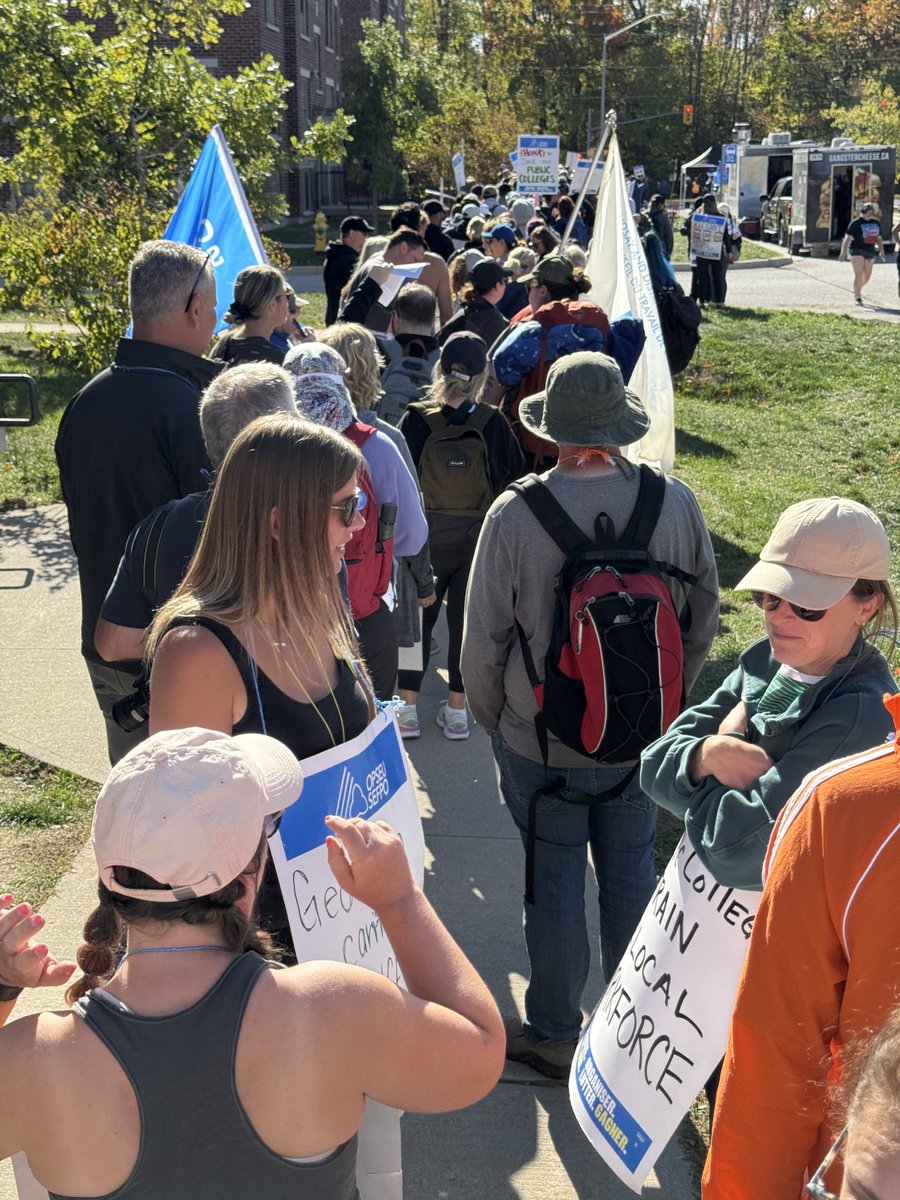 354Local's tweet image. So many supporters at Georgian College’s Orillia campus today that you can’t even see the beginning of this solidarity march about to kick off. #onpoli #opseu #ontarios #colleges #strike #supportstaff #fightford