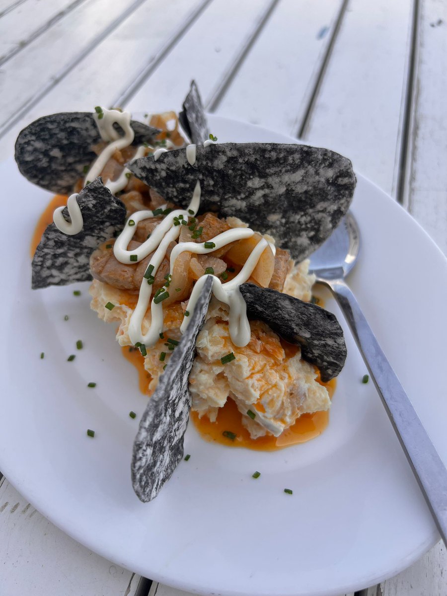 En Restaurante DBlanco, en Playa Alcaidesa, disfrutar de una ensaladilla especial se convierte en toda una experiencia. Marídala con nuestros productos mientras contemplas unas vistas espectaculares y recibes un trato inmejorable.