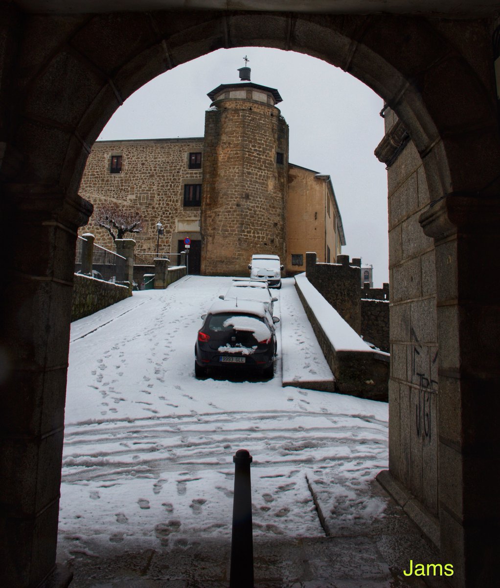 RealPreCinema's tweet image. GIANT CAMERA OBSCURAS AROUND THE WORLD
The Ducal Palace in Béjar
In this lovely #Salmantine village, the #DucalPalace of #Béjar is a #16thcentury #RenaissanceCastle that resembles a fortress and is made up of towers. 

Currently a high school, it houses what is called the